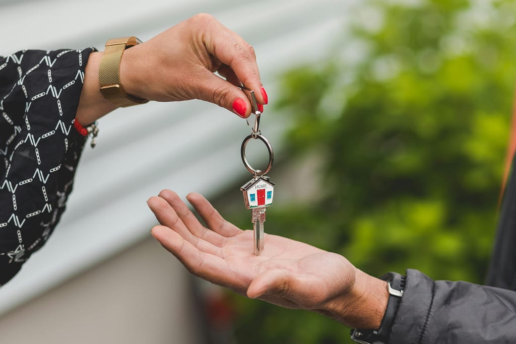 Llavero con forma de casa, símbolo de servicios legales de herencias y sucesiones